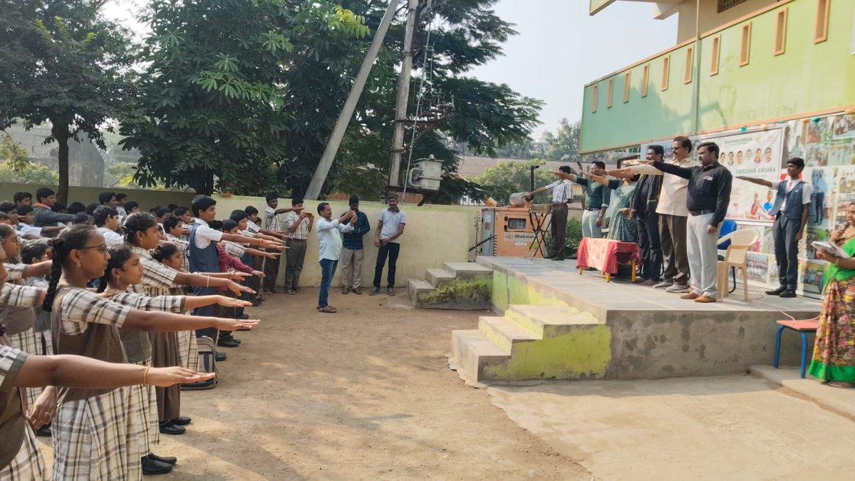 SwachhaAndhra's tweet photo. As part of the #SASA initiative, an awareness programme on cleanliness and public hygiene was conducted in #NandigamaMunicipality. Officials, staff and community members participated and encouraged citizens to adopt clean, green and responsible practices.
#SwachhaAndhra #CleanAP https://t.co/UsXhej4miB