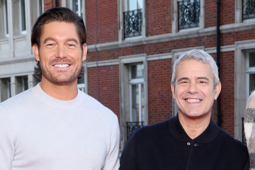 queensofbravo's tweet image. At The Bravos and Andy’s final monologue joke was this:

Craig is single! He’s hot! He’s a business owner. He’s on a successful podcast - oh wait those are words to describe Paige

The audience lost their minds 💀