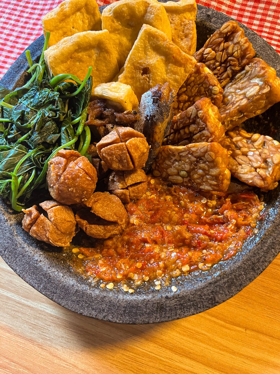 Just a cowek of comfort food that never disappoints. 🌶️🥬🧄✨