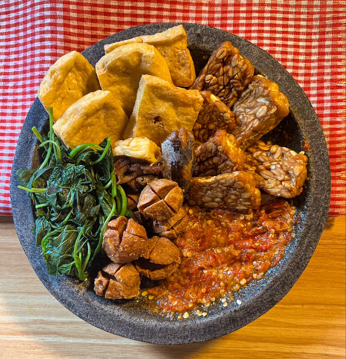 anyanyong's tweet photo. Just a cowek of comfort food that never disappoints. 🌶️🥬🧄✨ https://t.co/foha79Lj8G