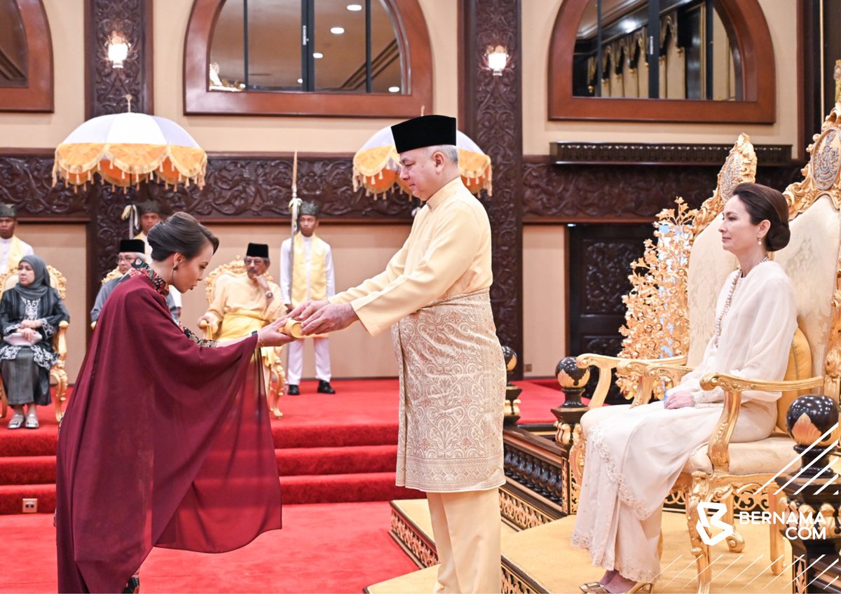 bernamadotcom's tweet photo. #Perak Sultan Perak Sultan Nazrin Shah berkenan mengurniakan Darjah Kebesaran dan Pingat-Pingat Negeri Perak kepada 205 penerima bersempena dengan Ulang Tahun Hari Keputeraan Baginda ke-69 di Istana Iskandariah di Kuala Kangsar hari ini.
πΈ Sharul Hafiz Zam | Bernama
#BernamaNews #pingat #darjah