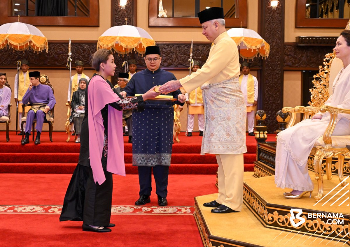 bernamadotcom's tweet photo. #Perak Sultan Perak Sultan Nazrin Shah berkenan mengurniakan Darjah Kebesaran dan Pingat-Pingat Negeri Perak kepada 205 penerima bersempena dengan Ulang Tahun Hari Keputeraan Baginda ke-69 di Istana Iskandariah di Kuala Kangsar hari ini.
πΈ Sharul Hafiz Zam | Bernama
#BernamaNews #pingat #darjah