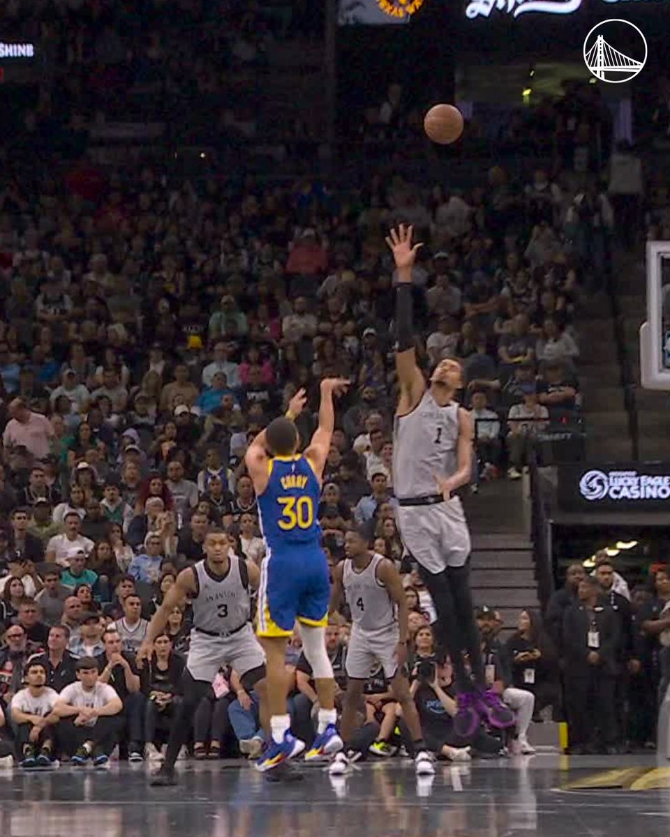 ChuckDouglas_'s tweet photo. Insane Shot! (literally).. 🔥
#GSVsSA (Via @NBAdabad) #NBACUP
37-year old Steph Curry (49 PTS, 9 3PM) ties Michael Jordan for the most 40-point games after turning 30. Curry is also the oldest point guard in NBA history with back-to-back 45-point games. #DubNation https://t.co/qNmioaAWt6