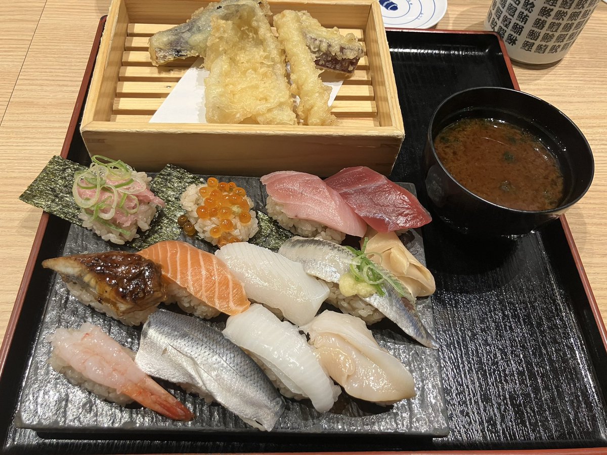 無事リハを終えまして、
おすしとてんぷらをいただきました