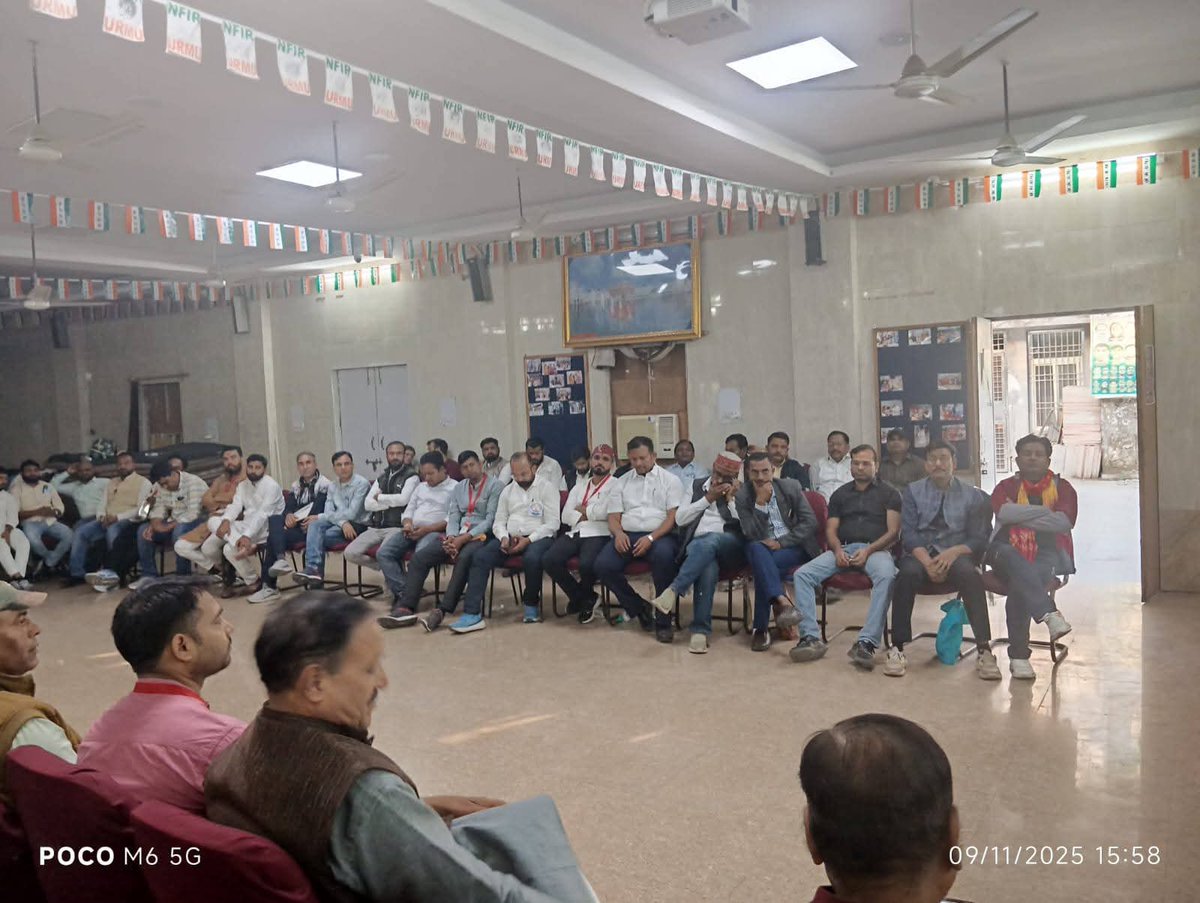 ManjeetIMOPS's tweet image. #AINPSEF (ऑल इंडिया एनपीएस एम्पलाइज फेडरेशन) की राष्ट्रीय कार्यकारिणी की बैठक संपन्न:
देर रात ऑल इंडिया एनपीएस एम्पलाइज फेडरेशन की राष्ट्रीय कार्यकारिणी की बैठक नई दिल्ली के उर्मू भवन में संपन्न हो गई। कार्यकारी की बैठक में लगभग सभी प्रदेशों से  62 संगठनों के 121 सदस्य शामिल रहे।…