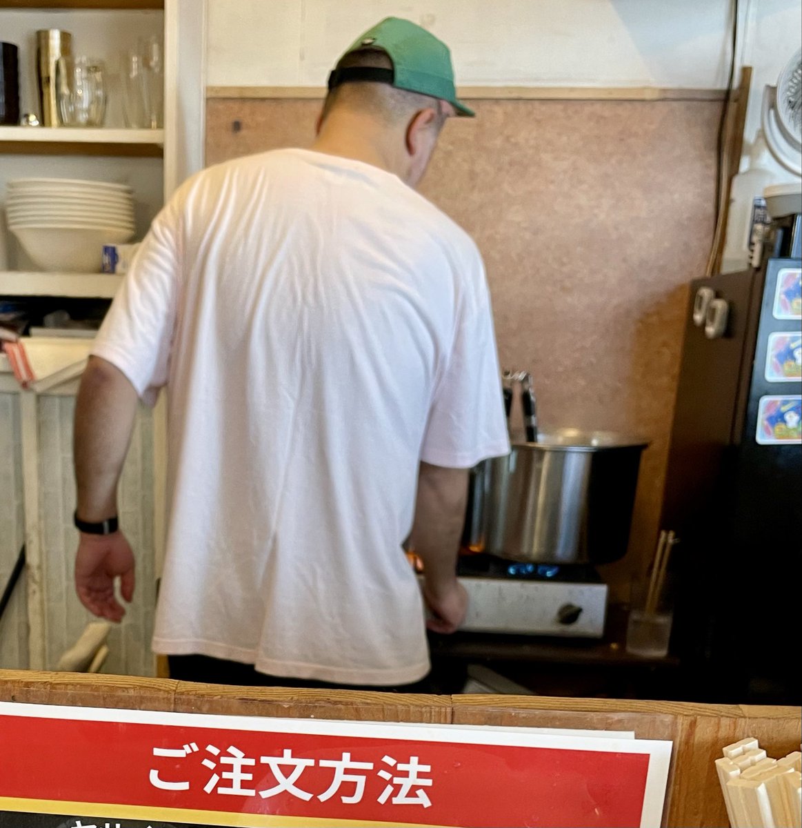 国武屋 ドカ盛り研究所 / 日高市

ラーメン
(ヤサイマシマシ、ニンニク抜き)

短い昼休みに無理矢理訪問

まさかのびんびんさん🤣
ヤサイのマシマシで
綺麗な盛りが出てきました♪
豚の旨味で食べやすいスープが
太麺ともヤサイとも美味しい😆
チャーシュー少し味変わった？
しっとり柔らかく旨い😋