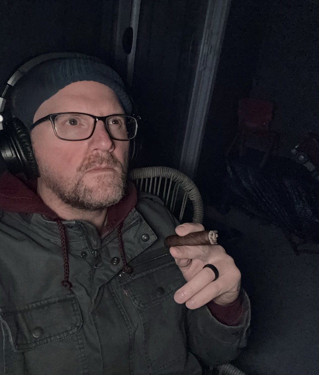 PhatAcids's tweet photo. Recharging the creative energy under the stars.  ✨ 
Been a minute since the last lab session.  
#hiphop #hiphopinstrumentals #beats #boombap https://t.co/upyxrlUkpk