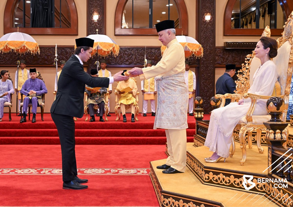 Bernama_Radio's tweet photo. #Perak Sultan Perak Sultan Nazrin Shah berkenan mengurniakan Darjah Kebesaran dan Pingat-Pingat Negeri Perak kepada 205 penerima bersempena dengan Ulang Tahun Hari Keputeraan Baginda ke-69 di Istana Iskandariah di Kuala Kangsar hari ini.
πΈ Sharul Hafiz Zam | Bernama
#pingat https://t.co/ceD3Wvyxqf
