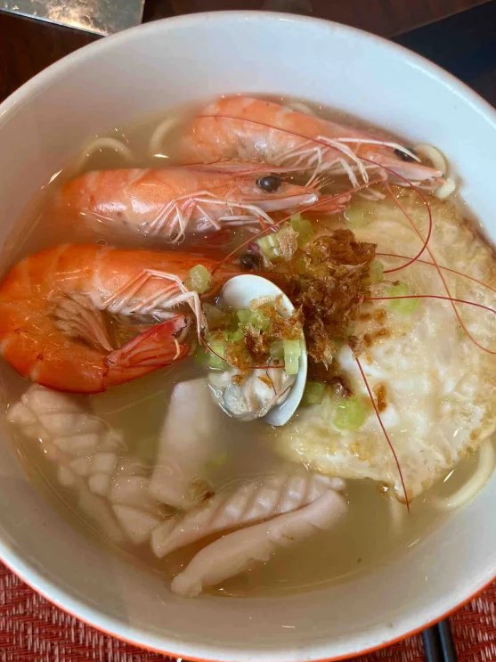 Johnoadm's tweet image. 뜨끈한 국수 한 그릇은 언제나 작은 우울함을 달래준다.