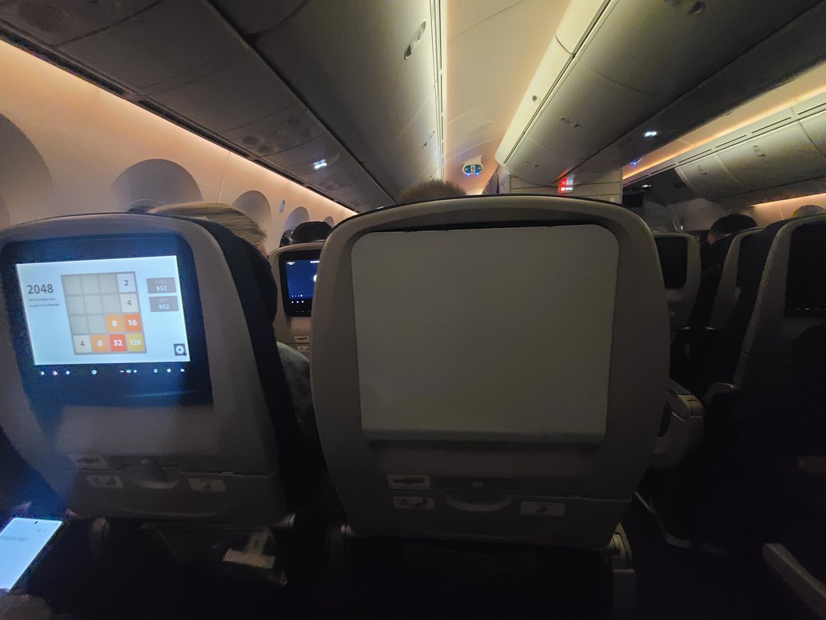 Qanchalik omadsizsan deyishsa faqat 7soatlik parvozda aynan sen o'tirgan joyda planshet bo'lmasa)