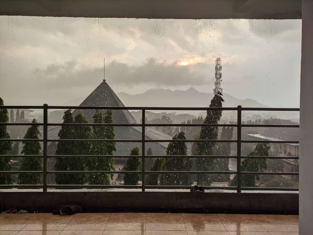 “Ditengah hidup yang terus berjalan,
Selamat merindukan hal-hal yang tak bisa diulang.”