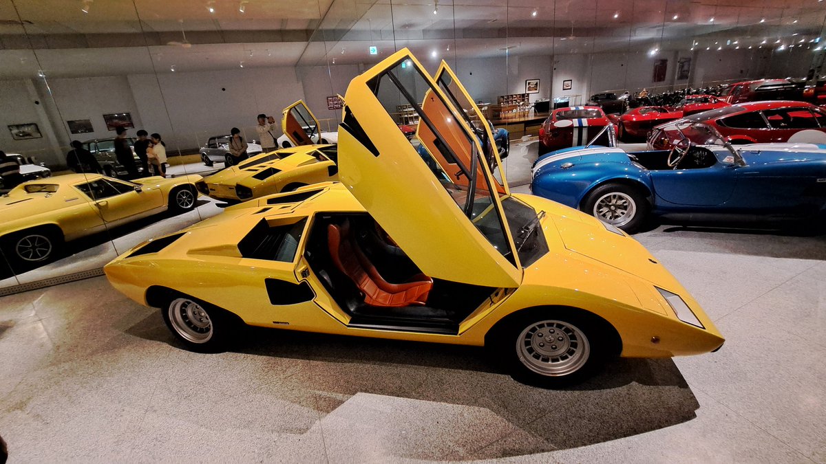 Daishinsei1's tweet image. 四国自動車博物館に来ています。カウンタックのデザインはLP400が一番尖って現実離れしている。異論は認めない😏😏
 #カウンタック
 #S500
 #陸王
 #2000GT