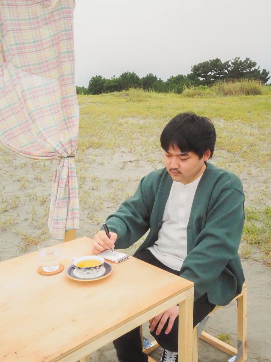 ──────
𝘤𝘰𝘯𝘤𝘦𝘱𝘵 𝘱𝘩𝘰𝘵𝘰
──────
撮影の合間に訪れたテレビ女優。誰も他人のことなんてどうでもいい、そんな空間に一息つく。
最近街でよく見かける彼は旅人らしい。毎日カフェに来ては静かに絵を描いている。日々違う表情の海と、変わらないお店。

女優：北村凪
旅人：ほわ