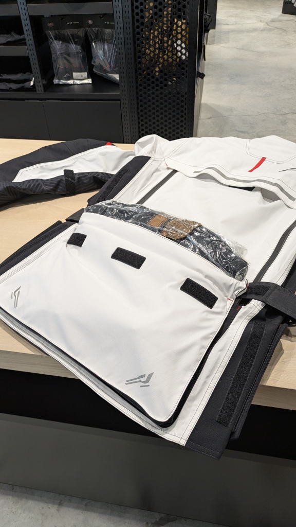 返金用　める 商品紹介】 K-4659 収納用圧縮袋 インナーを圧縮して持ち運べる便利