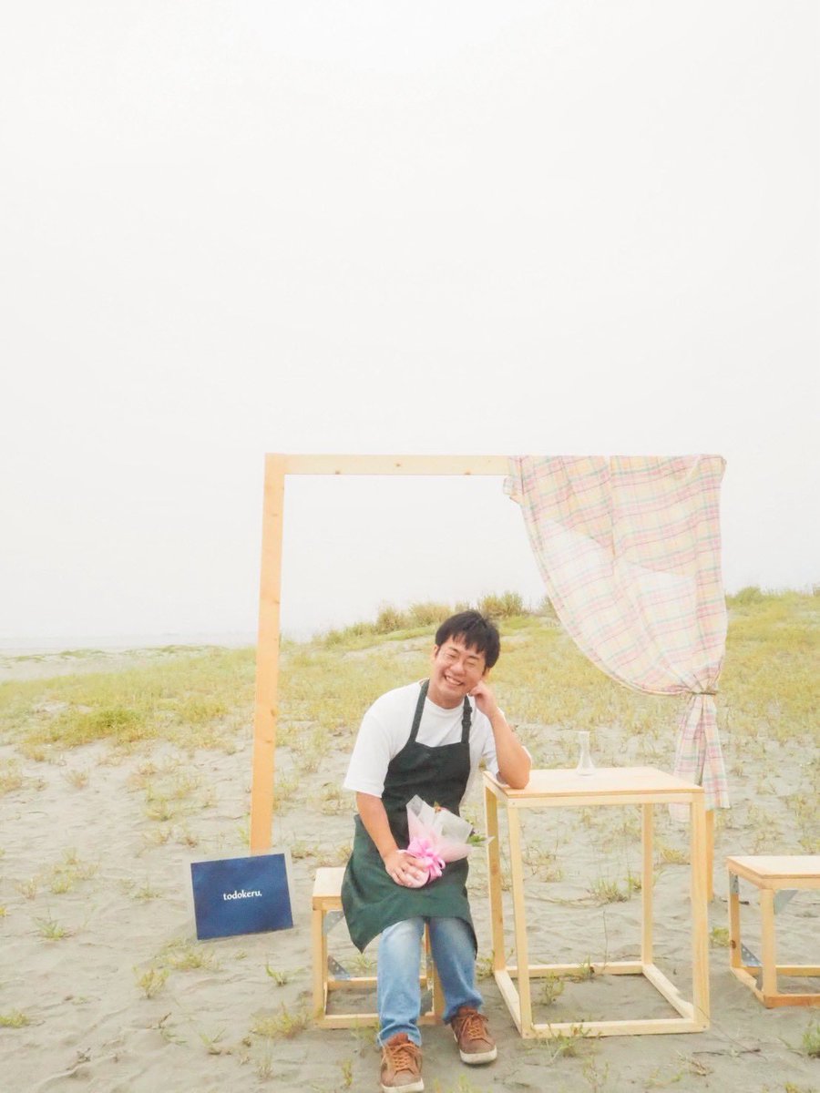 ──────
𝘤𝘰𝘯𝘤𝘦𝘱𝘵 𝘱𝘩𝘰𝘵𝘰
──────
いつも近所の花屋さんが卓上に飾る花を届けてくれる。「わたしはセンスがないから」と、オーナーは花屋の彼に花瓶に生けさせる。困ったように笑いながらも、世間話に付き合いながら彼は手を動かした。

花屋：田代拓也