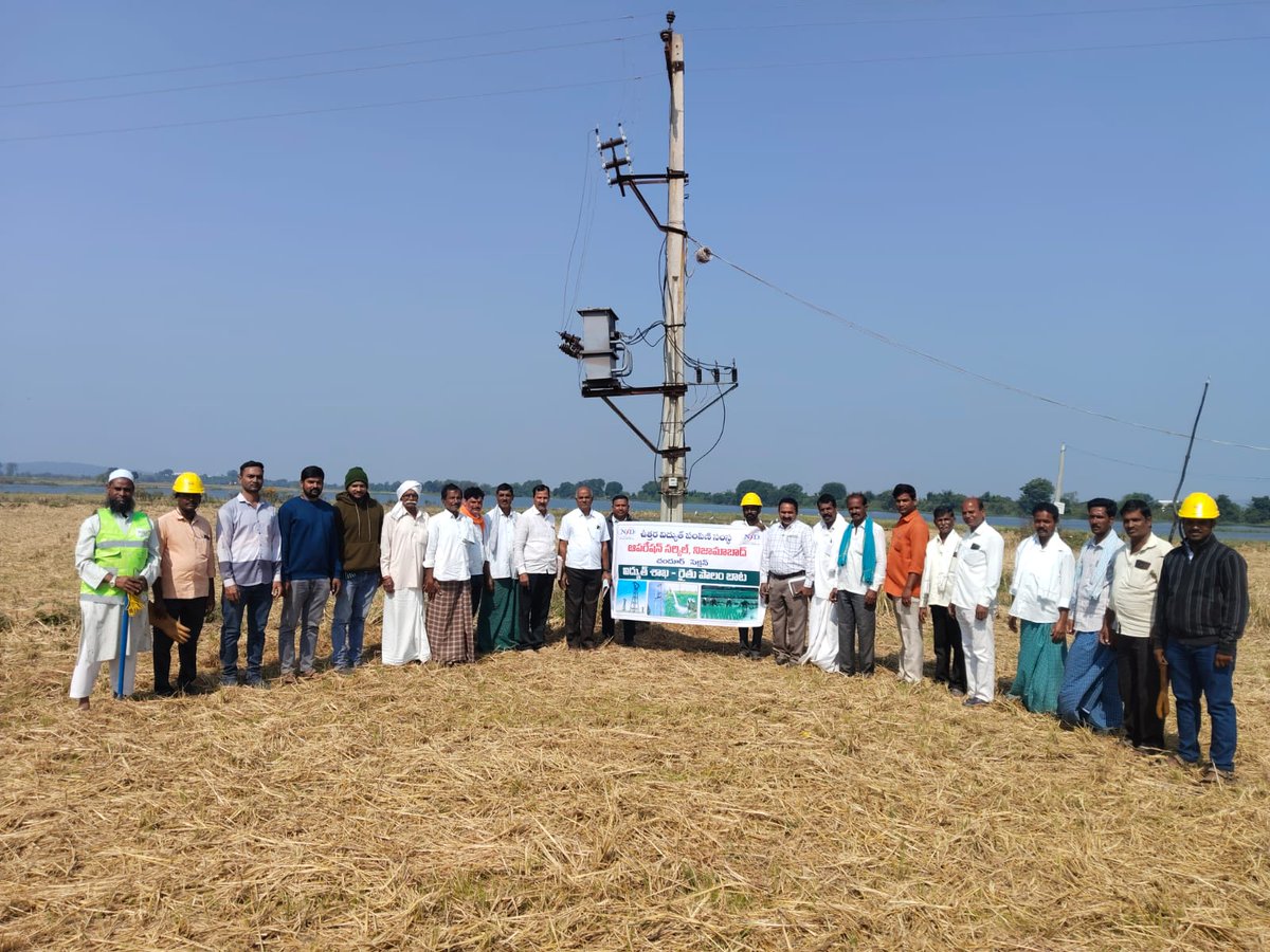 TG_NPDCL's tweet image. #TGNPDCL#  Nizamabad

TGNPDCL conducted Polam Bata &amp;amp; Safety Awareness Program at Karegaon village, Chandur Section, Bodhan Division under the guidance of DE T NZB.

⚠️ Safety tips | ☎️ 1912 | ⚙️ Capacitors for AGL motors | 🔄 5HP→7.5HP load | ⬆️ Plinth height
