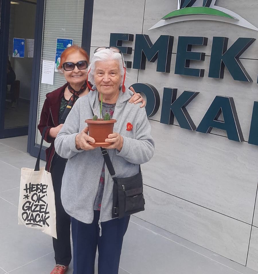 🌞 Günaydın Çankaya! 

✨Çiğdem Emekli Lokalimizde güne Edibe ve Hülya teyzemizin güleryüzüyle başladık.

Değerli üyemiz Edibe teyze lokalimizi kendi yetiştirdiği kaktüsle renklendirdi.

İleri yaştaki komşularımızın bir araya gelip sohbet ettiği, ürettiği, paylaştığı mekanlar