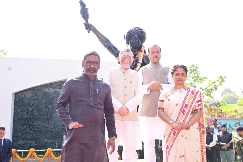 धरती आबा भगवान बिरसा मुंडा की 150वीं जयंती पर कोकर स्थित समाधि स्थल पर
राज्यपाल संतोष कुमार गंगवार, मुख्यमंत्री हेमंत सोरेन और विधायक कल्पना सोरेन ने श्रद्धासुमन अर्पित कर नमन किया।

#BirsaMunda #Jharkhand #HemantSoren #KalpanaSoren #150thJayanti #TribalPride