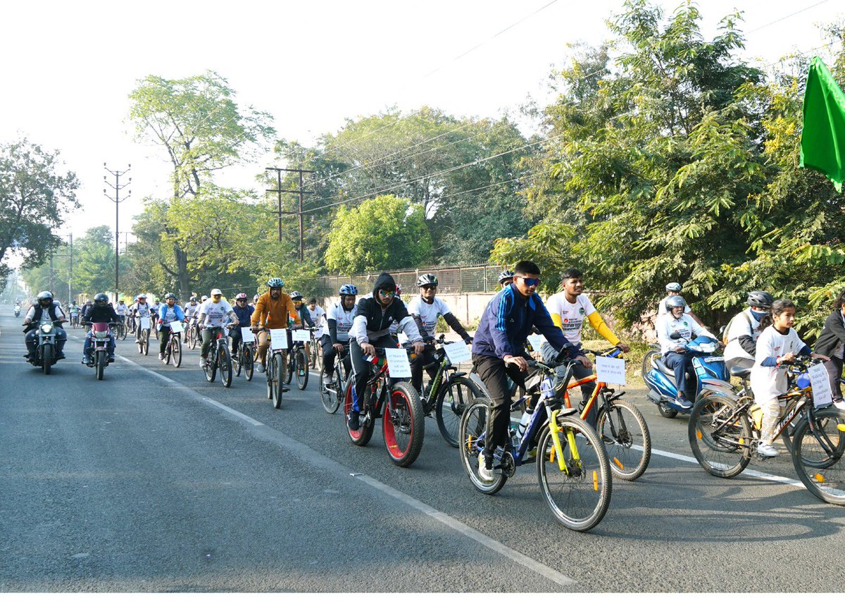 ConsumerVoiceIn's tweet image. As part of the World Day of Remembrance for Road Traffic Victims (WDoR 2025), the Road Safety Network (RSN), Consumer VOICE, and NCHSE organized a Cyclothon in Bhopal to honor lives lost on the roads. The event was organized with the theme: “A Call for Speed Management and a…