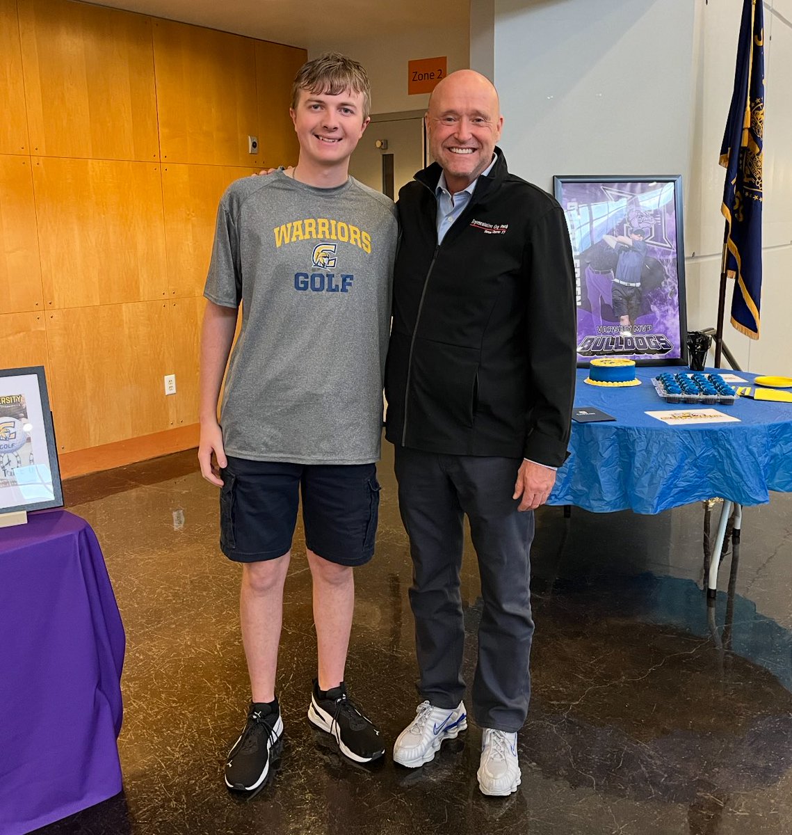 RepGregSmith's tweet image. Wrapping up a busy Friday.  Began at Maple Moose Coffee with the Oregon Restaurant and Lodging folks to learn about the lodging tax and how it affects families.  Next, Mark Gomolski &amp;amp; team at the Agape House educated me about the food insecurities &amp;amp; lack of affordable housing…