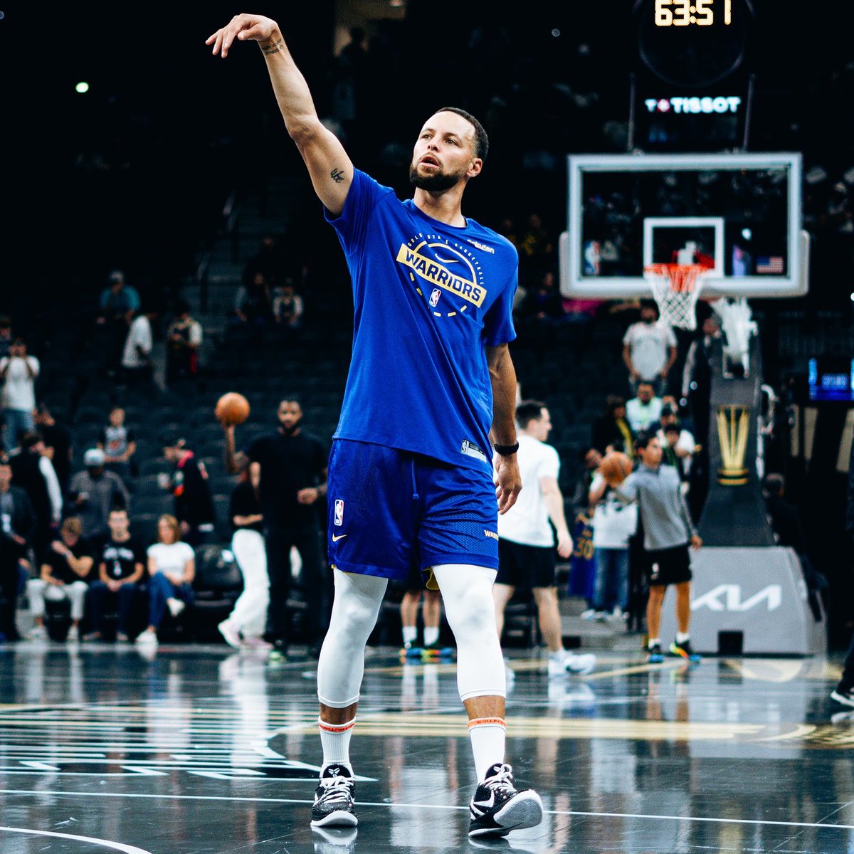 カリー着用 NIKE Kobe6 Protro STEPHEN CURRY CAUSES A SHOCK: HE