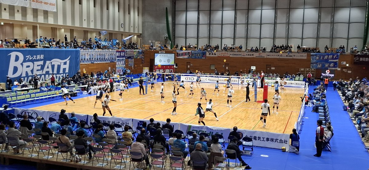 Haahhn's tweet photo. カノアー！2-0!!
あと１セット取ろうー！
ファイトぉー！✨
#カノアラウレアーズ福岡 https://t.co/n0eVCZpRbM