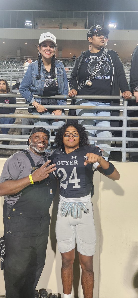 tglascobar's tweet image. Paxton Williams is the TW Sports Player of this week with a pick 6 that opened the floodgates against Rock Hill tonight. Congrats @pwill248. Thanks to Dandy Donuts also.
@Guyer_AT @DentonGuyer_FB @RockHillHS @RockHillHSCheer @UCOBronchos @RyanRaiderFB @DentonRC @Coachcliff904