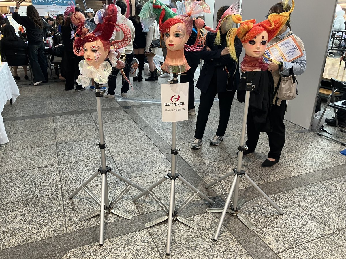 schoolfesta's tweet photo. イメージが膨らむ作品の数々！見るだけでも心躍る作品を会場にて展示中！
専門学校でしか学べない技術を使った先輩たちの作品は見ているだけでわくわくが止まりません。
ぜひご覧あれ！
只今「#デュオ神戸」で「#しごと体験わくわくランド」開催中！
https://t.co/mzA22GghaM https://t.co/CR0Uiw9j8n