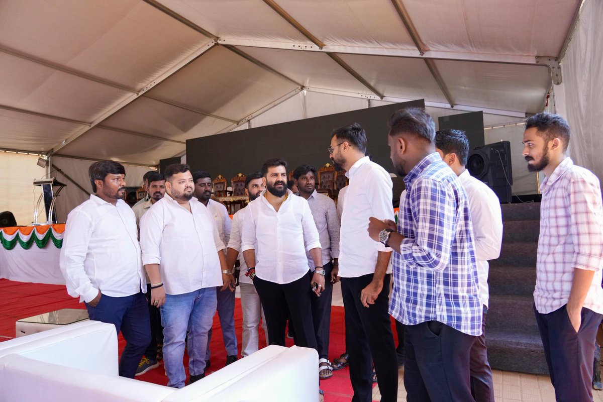 IYCKarnataka's tweet photo. ಇನ್ನೇನು ಕೆಲವೇ ಸಂದರ್ಭದಲ್ಲಿ ಪ್ರಾರಂಭವಾಗಲಿರುವ ಕೇಂದ್ರ ಚುನಾವಣಾ ಆಯೋಗದ ವಿರುದ್ಧ ಬೃಹತ್ ಪ್ರತಿಭಟನೆಯ ತಯಾರಿಯನ್ನು ಕರ್ನಾಟಕ ಪ್ರದೇಶ ಯುವ ಕಾಂಗ್ರೆಸ್ ರಾಜ್ಯಾಧ್ಯಕ್ಷರಾದ ಮಂಜುನಾಥ್ ಗೌಡರವರು ಪರಿಶೀಲಿಸಿದರು..
.
.
@manjunathansui
.
.
#votechorgaddichhod #votechory #karnataka #youthcongress #iyckarnataka https://t.co/YpNQDbacA6