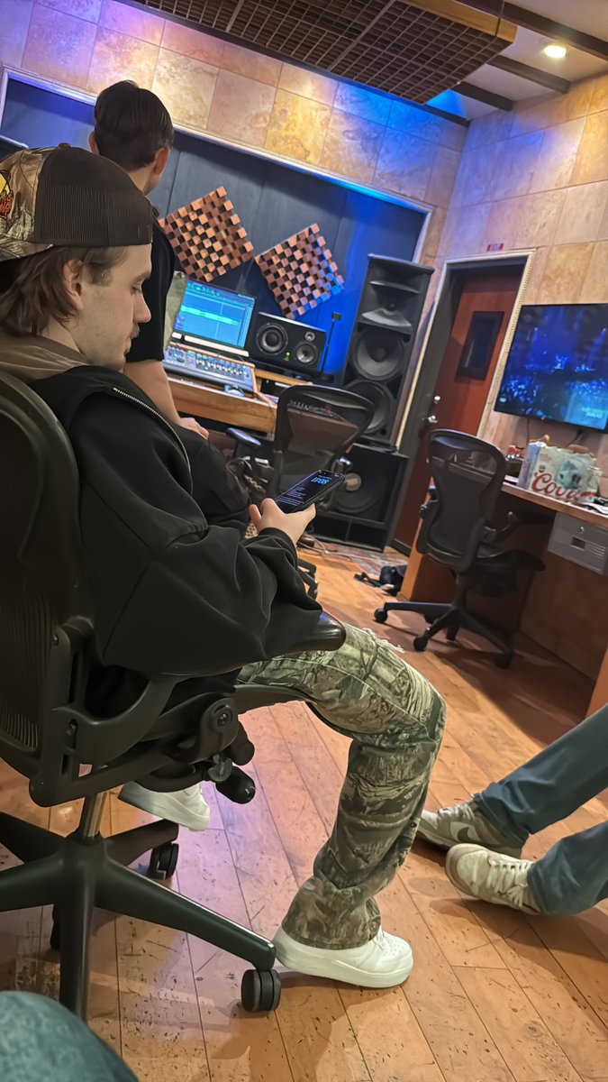 rob (@rrobjamess) on Twitter photo 