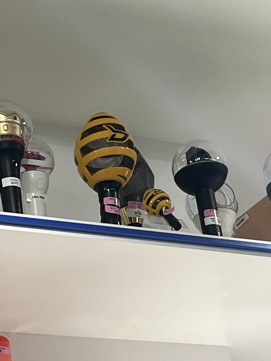 혹시나 하고 서울 온 김에 와봤는데 역시없네요.. 
미니꿀봉 실물 본 걸로 만족할게용