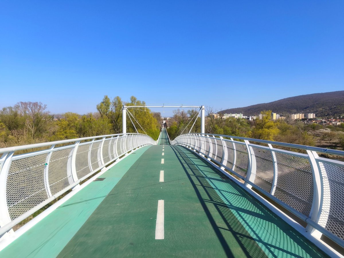 Pillandia's tweet image. Ponte ciclopedonale internazionale sul fiume Morava, che segna il confine tra Slovacchia 🇸🇰 ed Austria 🇦🇹. 
Fu inaugurato nel 2012. 
Fotografie del 2024, tutte scattate dalla sponda slovacca. 
GPS: 48.2110581N, 16.9646180E. 
pillandia.blogspot.com/p/avaleht-iniz… 

#Slovakia #Austria #Border