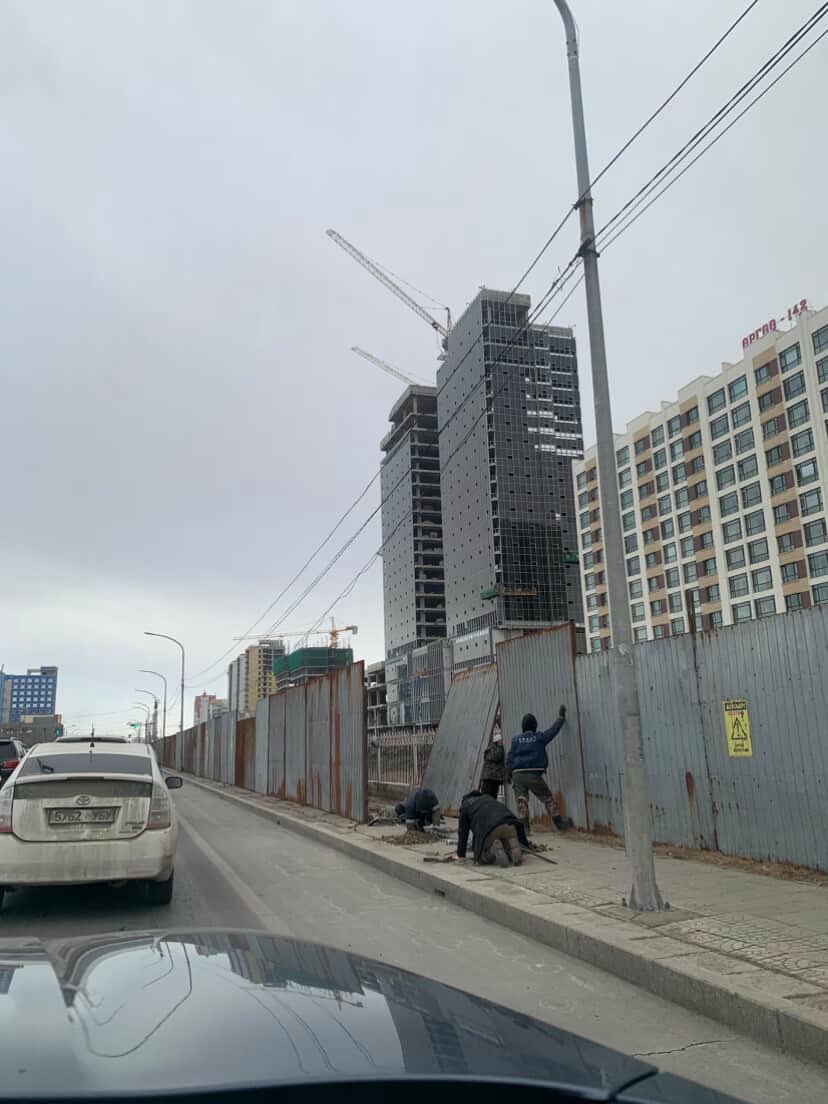 Доторх 100 100н модыг сугалаад цэцэрлэгииг нь устгачихсан.
Одоо явган хүний замыг нь хумсалж байна. Хотын дарга нь тоодоггүй юмаа гэхэд Дүүргийн дарга гэж хүн байна уу.