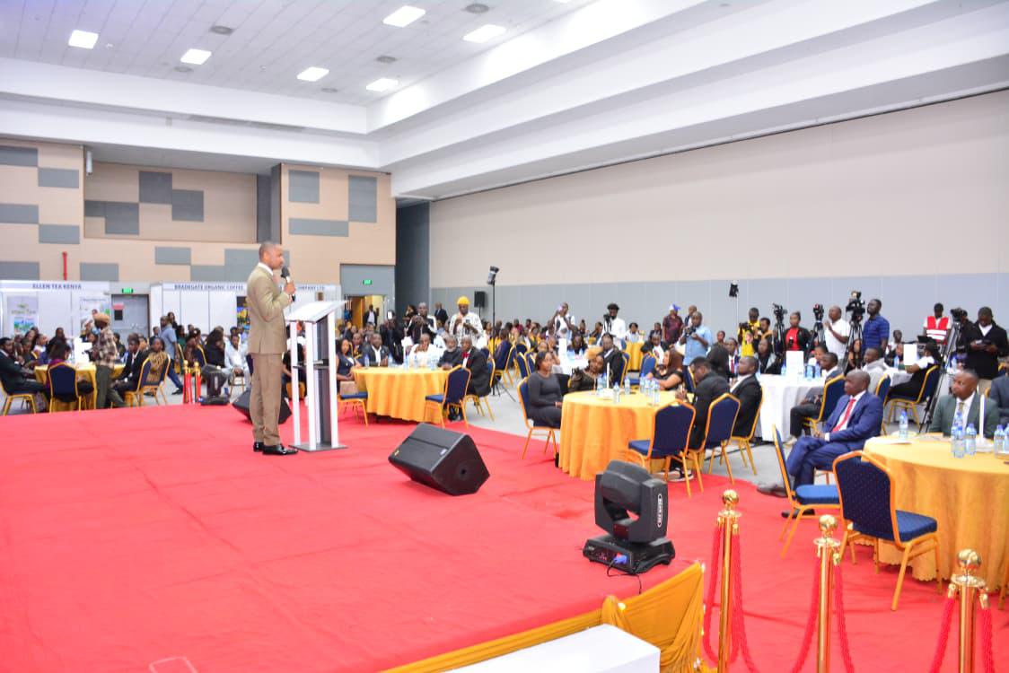 EXCELLENCE!!
Starbrands Awards recognizing and awarding Dr. <a href="/HEBabuOwino/">Babu Owino</a> as the best performing member of parliament.

Congratulations Mheshimiwa, you deserve this 🎊 🎊 👏🏾 👏🏾 👏🏾

#BabuOwino #BabuKwaSababu as ODM Afro Piano Sundays odmtuko Mombasa Oburu Edwin Sifuna