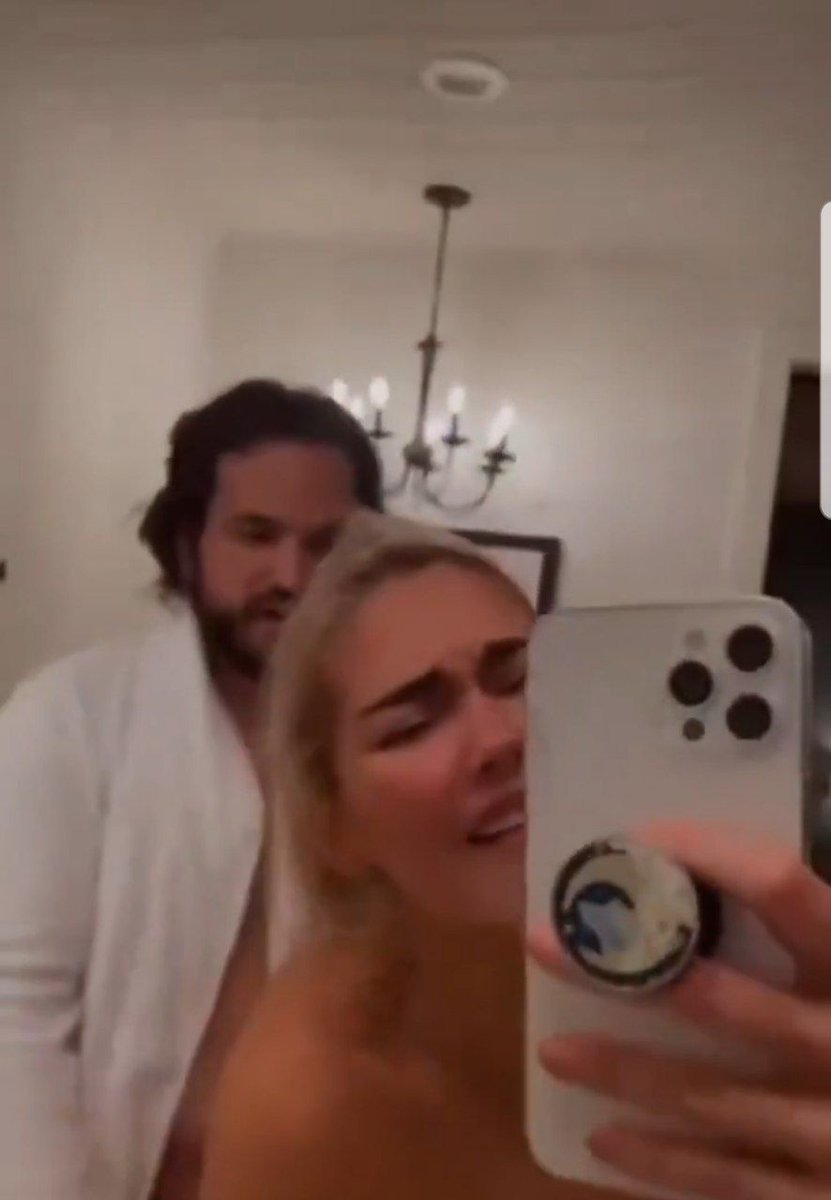 Gurguwa's tweet image. GenZ can&apos;t breathe without filming it😋📸