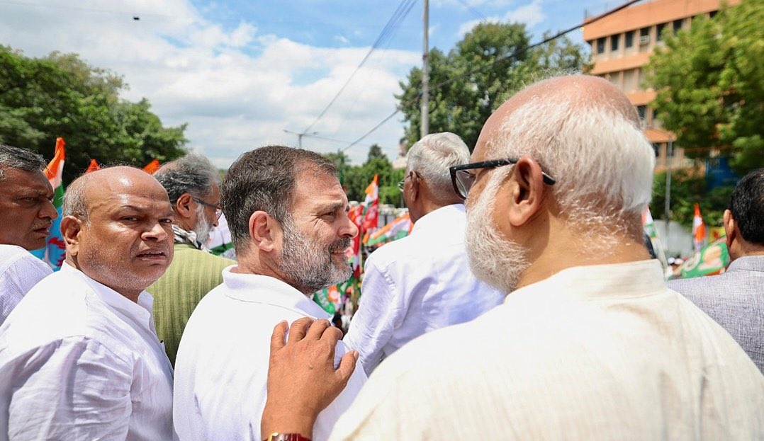 iamrijoy's tweet image. രാഹുൽ ഗാന്ധിയുടെ യോഗ്യത എന്താണെന്നും, കോൺഗ്രസിന്റെ പ്രസക്തി എന്താണെന്നും രാഹുൽ ഗാന്ധിയുടെ തോളിൽ കയ്യിട്ട് നിൽക്കുന്ന സഖാവ് ബേബിക്ക് അറിയാം അങ്ങേര് പറഞ്ഞു തരും. 

ഇനി രാഹുലിന് യോഗ്യത ഇല്ല എന്നാണ് അയാളുടെ ഉത്തരം എങ്കിൽ യോഗ്യത ഉള്ള CPIM എങ്ങനെ 4 സീറ്റിൽ ഒതുങ്ങി എന്ന് ചോദിക്കുക

1/