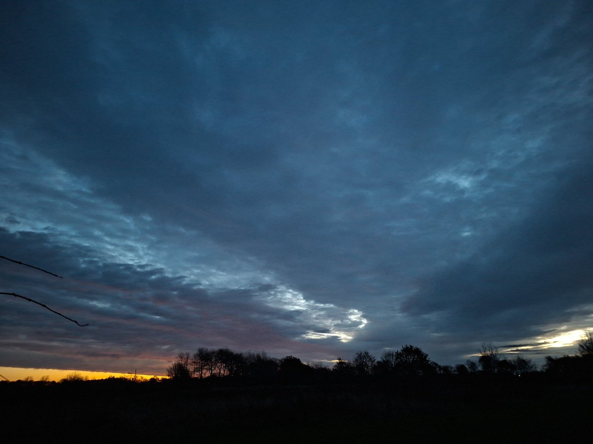 Der leicht aufgebrachte Wind lässt sich die 7 Grad eher wie 3 anfühlen. Kein Ton von Team Vögel, aber das Werkstattöfchen knistert wohlig. Herz und Seele schaukeln im Wind. Die Sinne treiben paddelnd durchs Käffchen. Einen wunderschönen guten Morgen Welt. Moin ihr Seelenwärmer ☕️