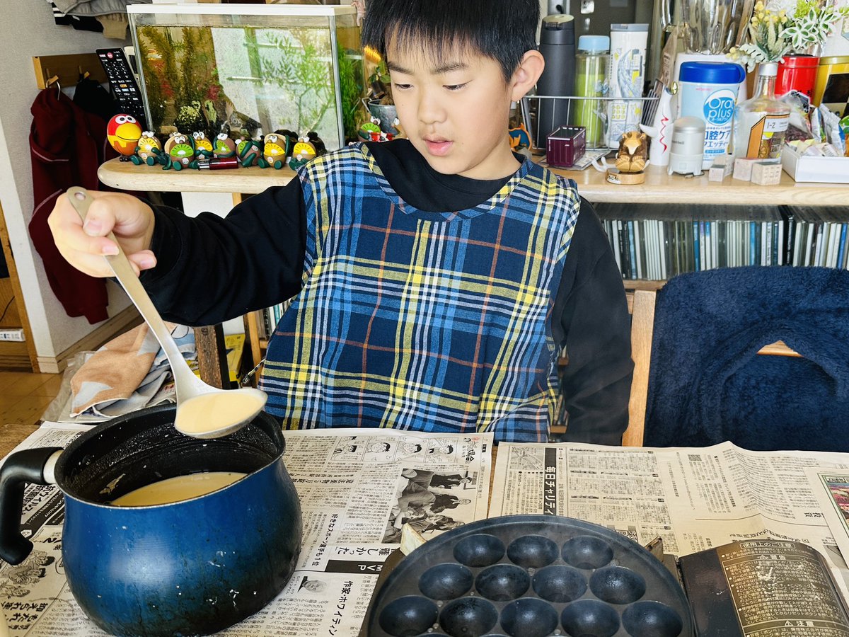 たこ焼き「り」 👦ｼﾞｼｭｶﾞｸｼｭｳﾃﾞﾀｺﾔｷﾔﾙ! とのことで突然のタコパ。ひと通り手伝ってくれ