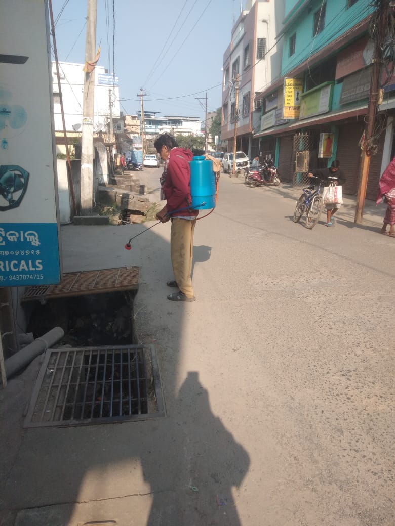 SMC_Sambalpur's tweet image. SMC conducted mosquito repellent oil spraying in different parts of Shantinagar. Residents are requested to check and remove stagnant water around their homes.
#VectorControl