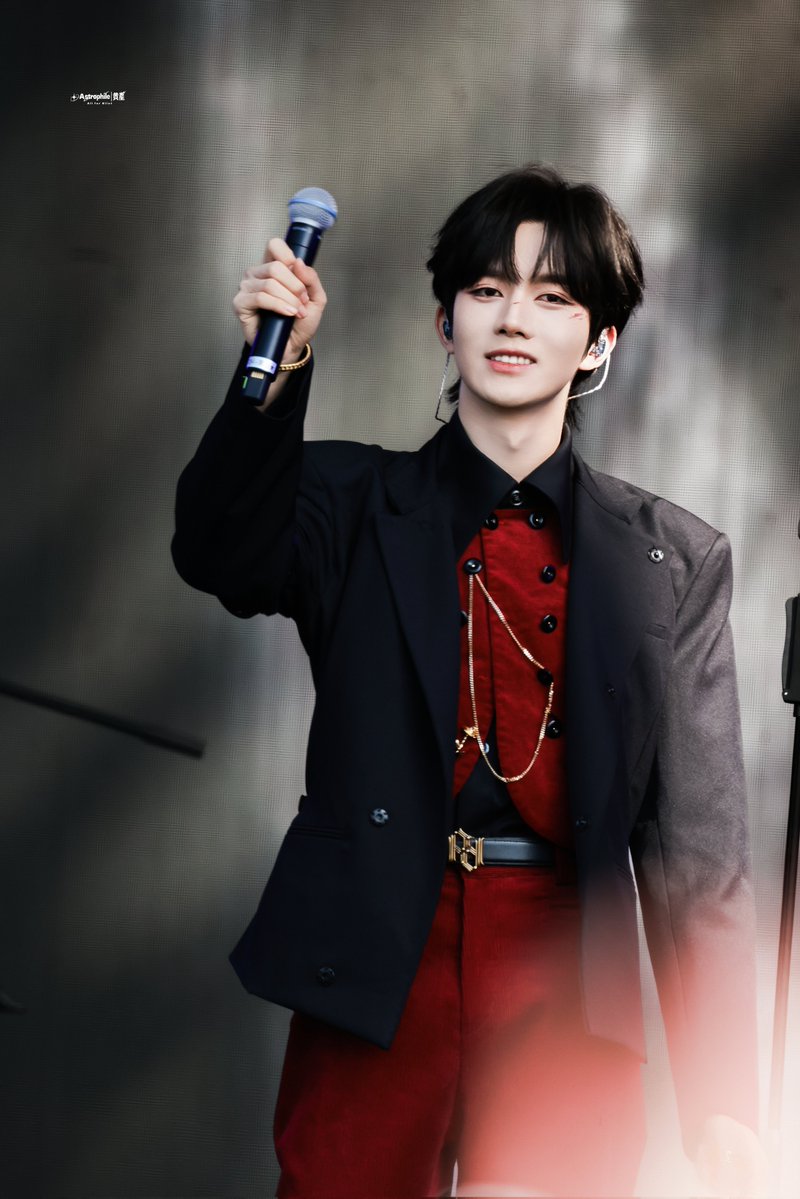 ntdoublep's tweet image. น่ารักมากกกก วันนี้หวงซิง น่ารักสดใสแข่งกับแสงอาทิตย์มากค้าบบบบบบบบ ดีเทลเสื้อผ้าคือเยอะแยะไปหมด แต่หล่อมากกก อดทนนะลูก 😄😄😄

Z ERA STAGE D4 LOUD
#Desire4DianfengZFest