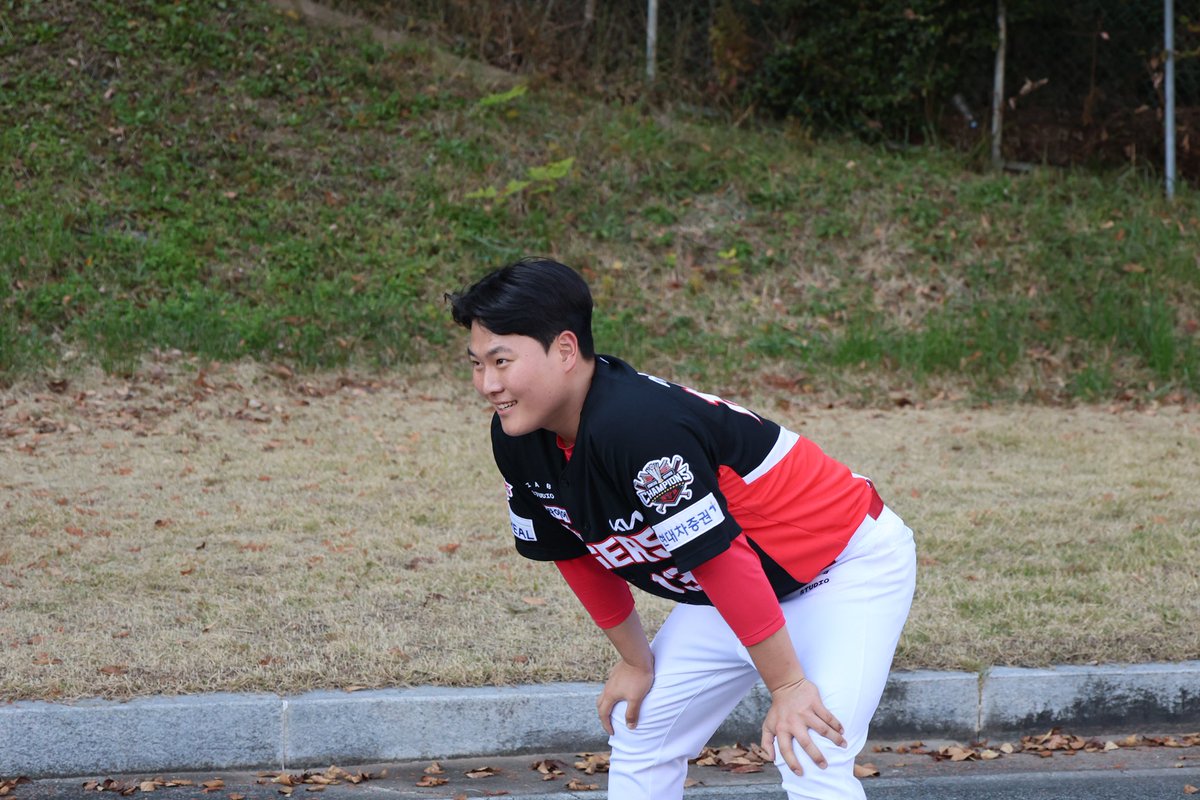 Kiatigers's tweet photo. TIGERS STORY🐯

첫번째 주인공은 '제2의 양현종'을 꿈꾸는 신인 투수 최유찬, '비타민' 김상범, 그리고 ‘양파’ 이도훈입니다!

타이거즈 스토리를 통해 치열하게, 꼼꼼하게 프로가 되는 길을 걷고 있는 호랑이들을 차례로 소개해드릴 예정입니다.

🔗 https://t.co/gk0qt8AQE0 https://t.co/nHa3T8CZF4