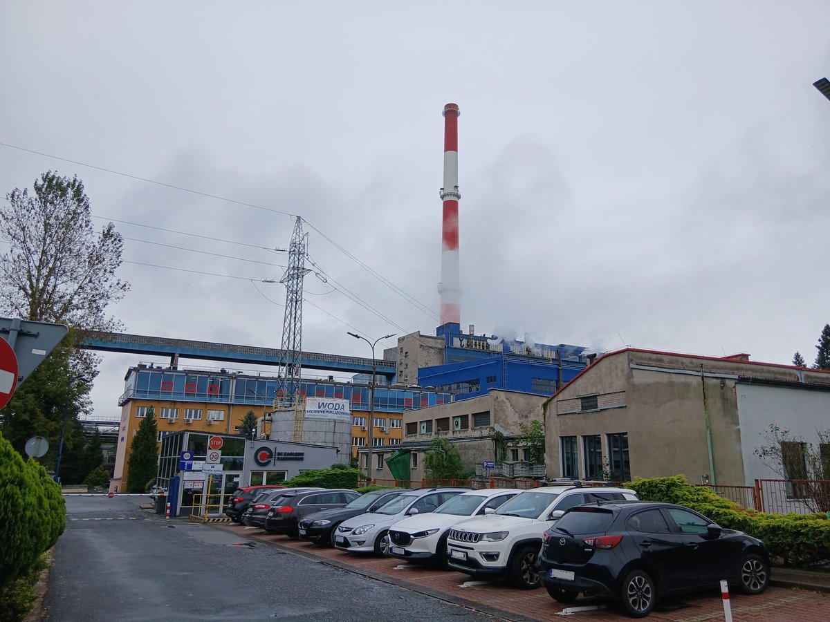 Egzekucja kary za niewykupienie absurdalnych ETS-ów przez Elektrociepłownię Zagłębie Dąbrowskie w wysokości 248 mln zł doprowadzi do konieczności ogłoszenia upadłości spółki. Grozi to wstrzymaniem dostaw ciepła dla Sosnowca, Będzina i Czeladzi jeszcze w tym sezonie grzewczym!