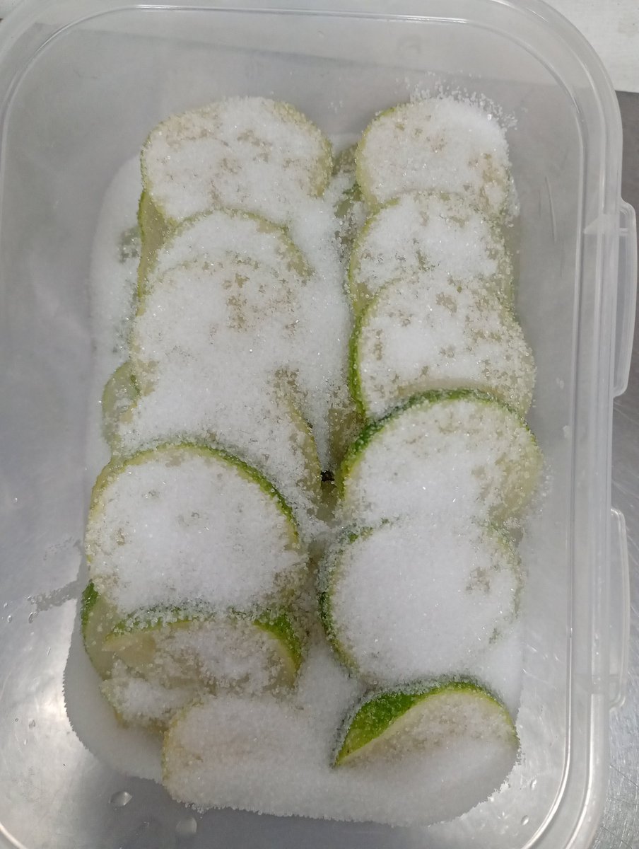 「すだち」登場しています！
大阪育ちのすだちがごろごろっとやってきたのでお砂糖漬けにしました！
北海道よつ葉バターとたまごたっぷりのブリオッシュ生地に自家製アーモンドクリームとすだちのお砂糖漬けをのせて焼きあげました！
すぐに終わっちゃうと思うので、気になる方はぜひお早めに〜！