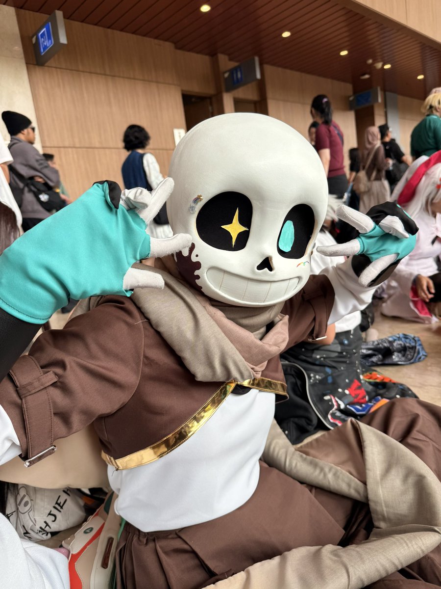 hey guys! for those who want to take a photo with me come over near the snackbar and I’ll be there chillin