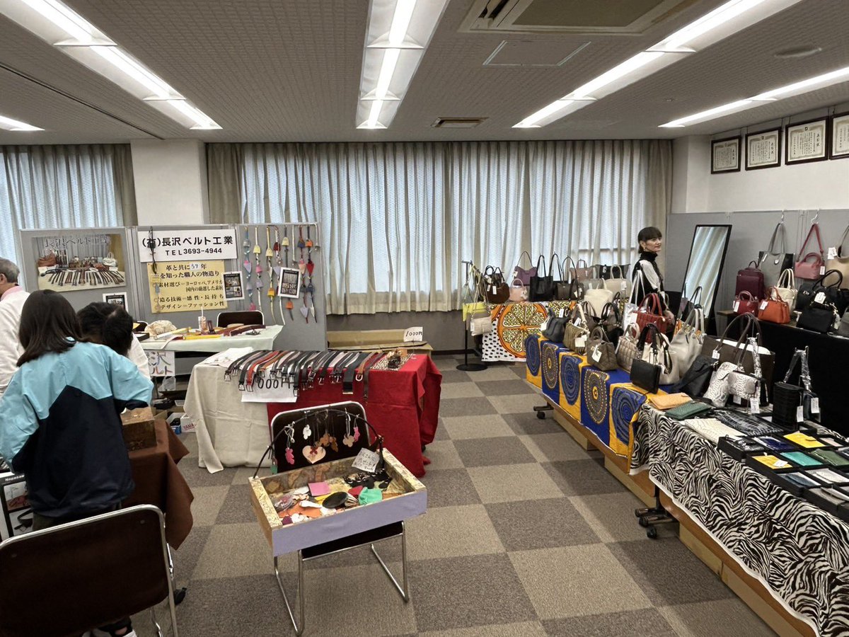 katsunoriaoki09's tweet photo. 今日堀切地区センターで第36回堀切地場産業店が開催されました地元の企業が作っている皮製品、江戸切子、鉛筆の販売やスタンプラリーなどが行われ賑わっていました。明日16日も行われますのでぜひご覧ください！ https://t.co/6DIZNQMoGA