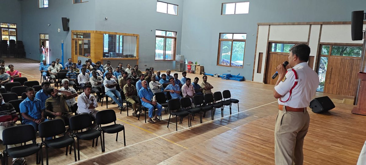 ತಲಘಟ್ಟಪುರ ಸಂಚಾರ ಪೊಲೀಸ್ ಠಾಣೆಯ ಸರಹದ್ದಿನ ಕುಮಾರನ್ ಶಾಲೆಯಲ್ಲಿ ಶಾಲಾ ವಾಹನ ಚಾಲಕರಿಗೆ ಹಾಗೂ ಸಾರ್ವಜನಿಕರಿಗೆ ಸಂಚಾರಿ ನಿಯಮಗಳ ಅರಿವುಮೂಡಿಸಲಾಯಿತು,