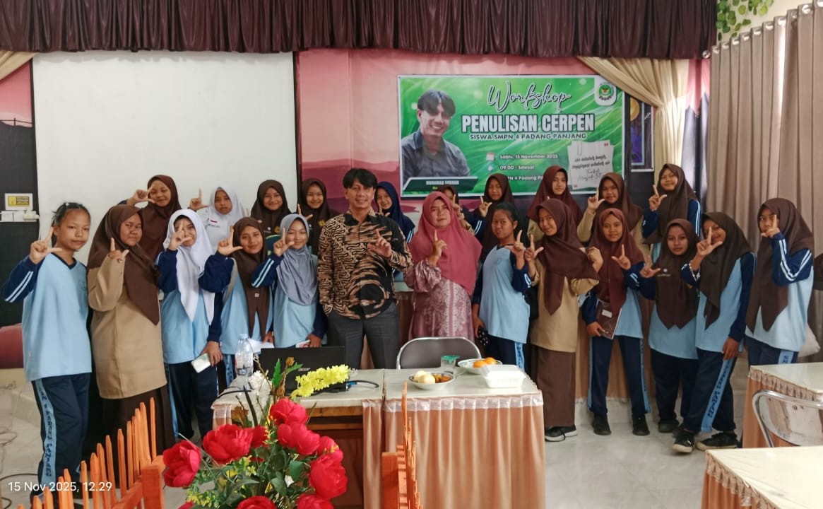 HARI ini bersama siswa-siswi hebat SMP Negeri 4 Padang Panjang dalam Workshop Menulis Cerita Pendek. Selamat atas terbentuknya Sanggar Sastra Siswa SMP Negeri 4 Padang Panjang. Semoga menjadi ruang kreatif yang melahirkan banyak karya.