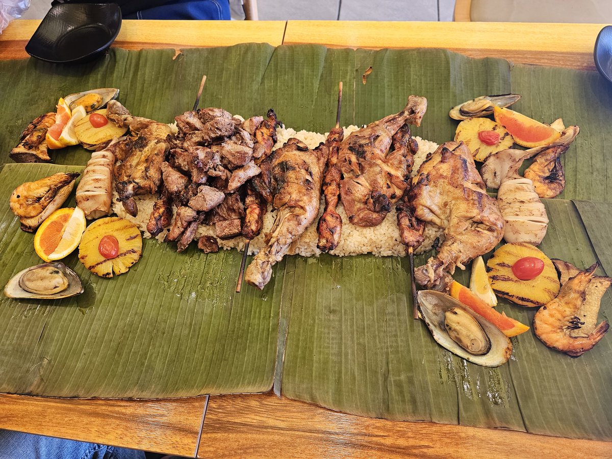 점심.
위치 : 부들파이터.
메뉴 : 믹스 치킨 부들파이트(돼지고기, 치킨 등).
맛있고 배부르게 먹었습니다.