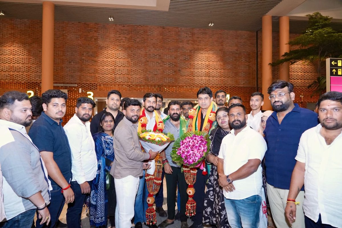 UdayBhanuIYC's tweet photo. कल देर रात बेंगलुरु पहुंचा हूँ 

जिस तरह महाराष्ट्र, हरियाणा के बाद बिहार के विधानसभा चुनावों में वोटों की चोरी नही बल्कि डकैती हुई है,

वक्त आ गया कि लोकतंत्र के हत्यारे चुनाव आयोग के खिलाफ पूरे देश में बिगुल फूंका जाए, जिसकी शुरुआत आज हम बेंगलुरु के फ्रीडम पार्क से करने जा रहे है।

अब संघर्ष बड़ा भीषण होगा।