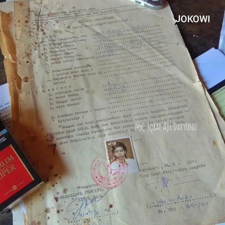 Potret pak Jokowii dari muda ternyata ngga pake kacamata
Terus yang di ijazah kok pake kacamata 🤔